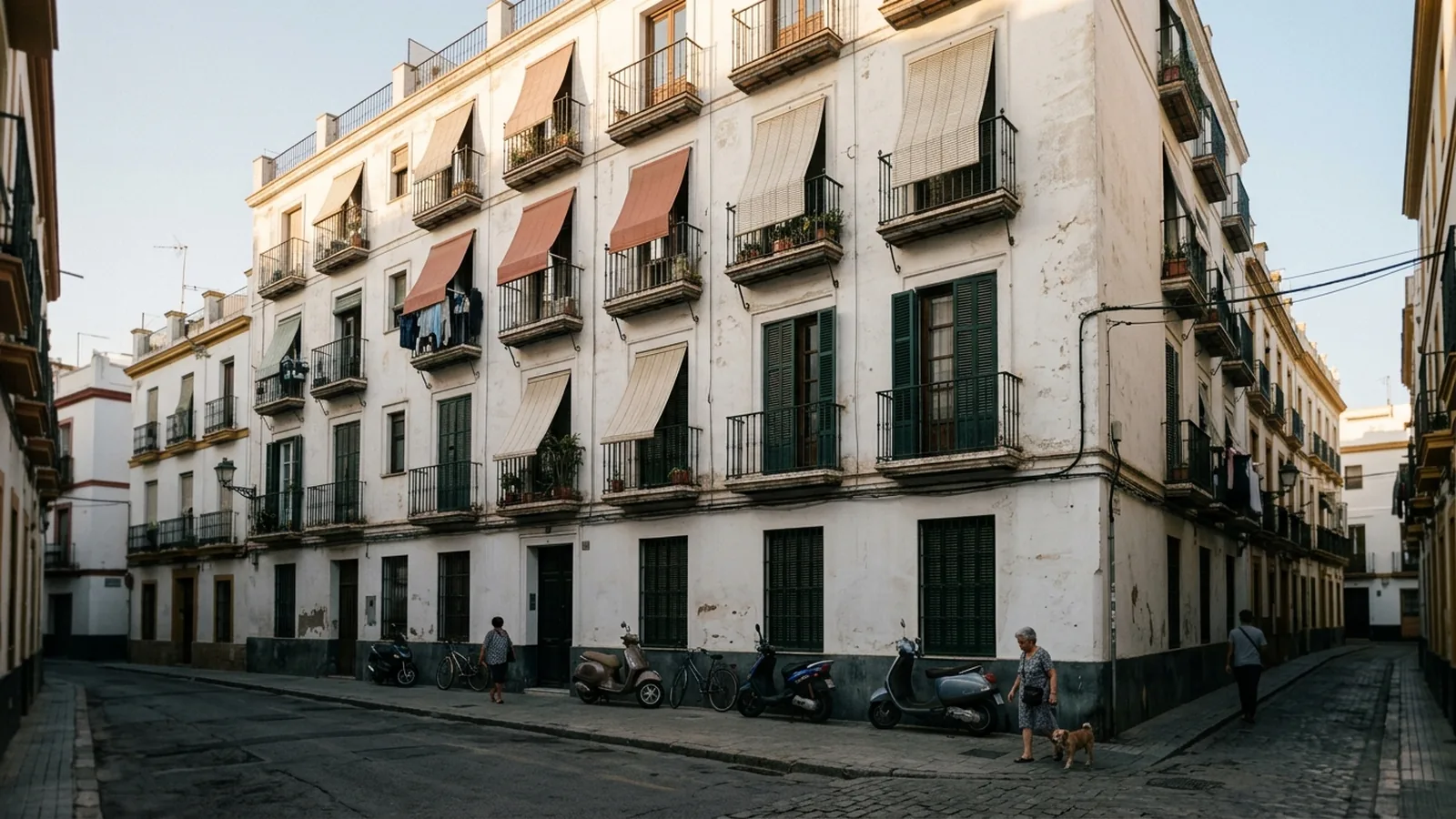 Bostadshus med persienner och markiser i Spanien.